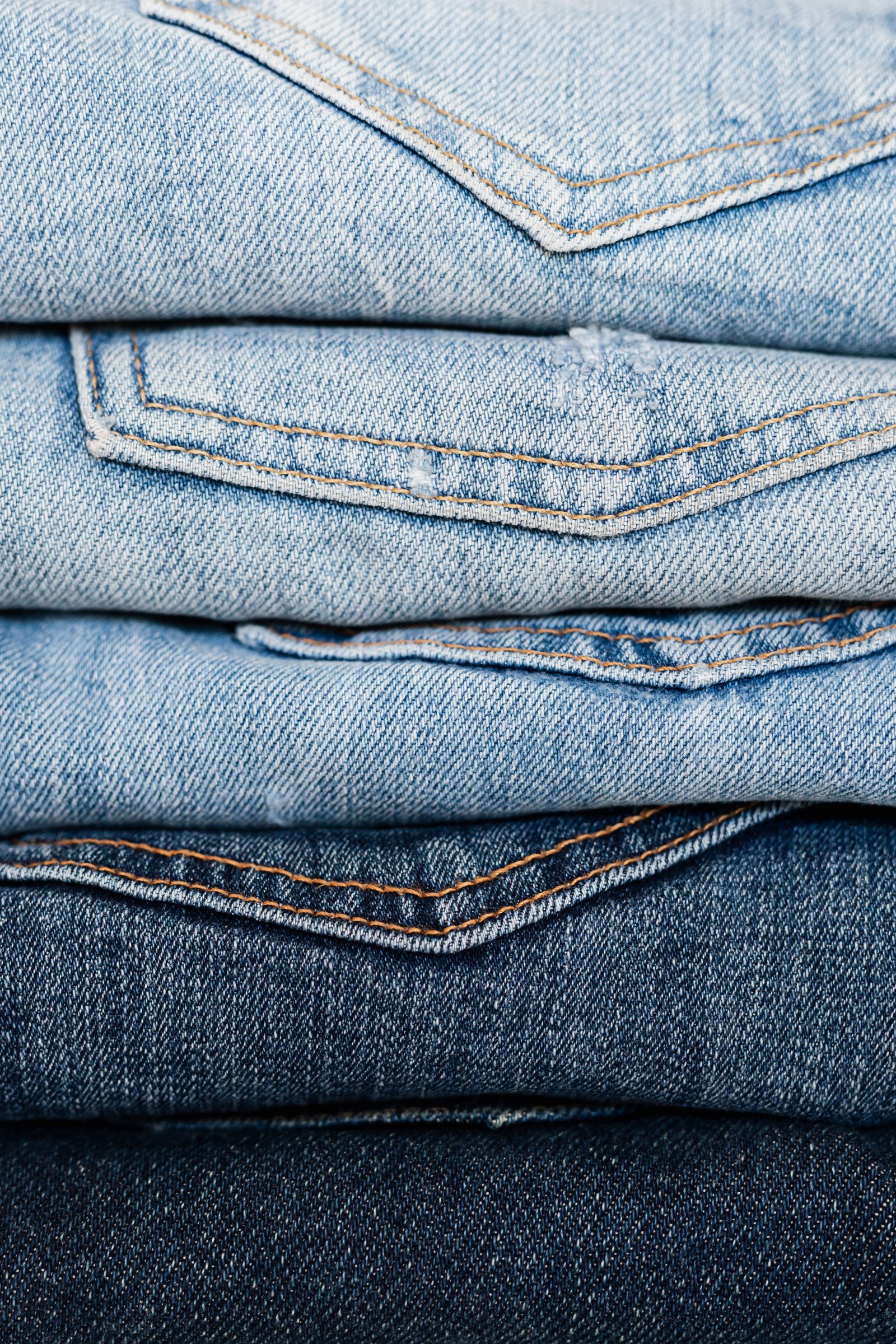 Gestapelte Jeans mit sauber genähten Säumen